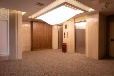 نمای سنگ و چوب و نور زرد